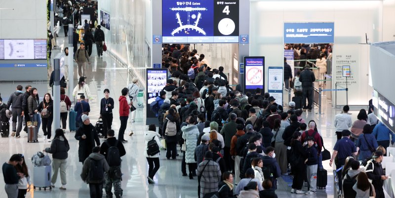 [인천공항=뉴시스] 김선웅 기자 = 설 연휴를 하루 앞둔 24일 인천국제공항 출국장에서 여행객들이 항공기 탑승 수속을 밟기 위해 줄을 서고 있다. 인천국제공항공사는 설 연휴 특별 교통대책기간인 24일부터 2월 2일까지 10일간 총 214만1000명, 일 평균 21만4000명의 여객이 인천공항을 이용하고 이용객이 가장 많은 날은 25일로 전망했다. 2025.01.24. mangusta@newsis.com <저작권자ⓒ 공감언론 뉴시스통신사. 무단전재-재배포 금지.> /사진=뉴시스화상