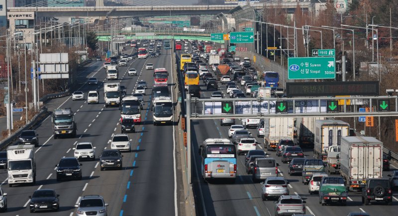 (용인=뉴스1) 김영운 기자 = 설 연휴를 하루 앞둔 24일 경기 용인시 기흥구 경부고속도로 수원신갈IC 인근 고속도로에서 귀성 차량이 이동하고 있다. 2025.1.24/뉴스1 /사진=뉴스1화상