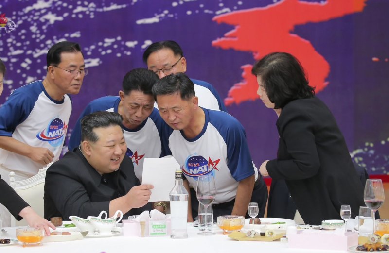 북한 조선중앙TV는 김정은이 2023년 11월 23일 첫 군사정찰위성 '만리경 1호' 발사 성공 경축 연회에 참석했다고 보도했다. 연회는 평양에 위치한 국빈용 고급 연회장 목란장에서 열렸으며 딸 주애와 그의 처 리설주도 함께 참석했다. 사진=조선중앙TV 캡처