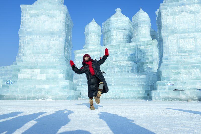 중국 하얼빈의 얼음 축제를 찾은 한 관광객이 사진 촬영을 위해 포즈를 취하고 있다. 뉴시스