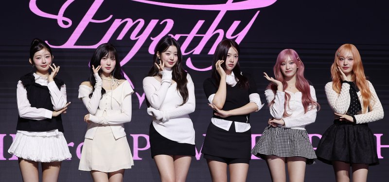 걸그룹 아이브(IVE)의 <span id='_stock_code_228670' data-stockcode='228670'>레이</span>(왼쪽부터), 가을, 장원영, 안유진, 리즈, 이서가 3일 오후 서울 영등포구 여의도 콘래드 호텔에서 열린 세 번째 미니 앨범 ‘아이브 엠파시(IVE EMPATHY)’ 발매 기념 기자간담회에서 포즈를 취하고 있다.뉴스1 