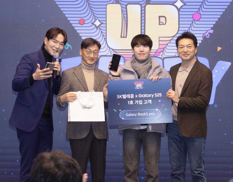 <span id='_stock_code_017670' data-stockcode='017670'>SK텔레콤</span> 갤럭시 S25 시리즈 1호 개통 고객 사진