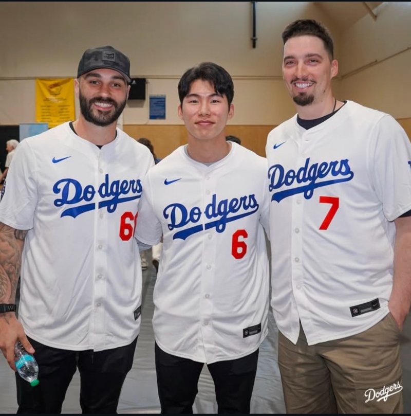 LA 다저스 김혜성이 지난 1일(한국시간) 미국 로스엔젤레스 패서디나의 로빈슨 파크 레크리에이션 파크에서 재키 로빈슨의 생일과 다저스 러브 LA 커뮤니티 투어 마지막 날을 축하하기 위해 열린 노인 오찬에 참석해 태너 스캇, 블레이크 스넬(오른쪽)과 기념 촬영을 하고 있다. 뉴스1