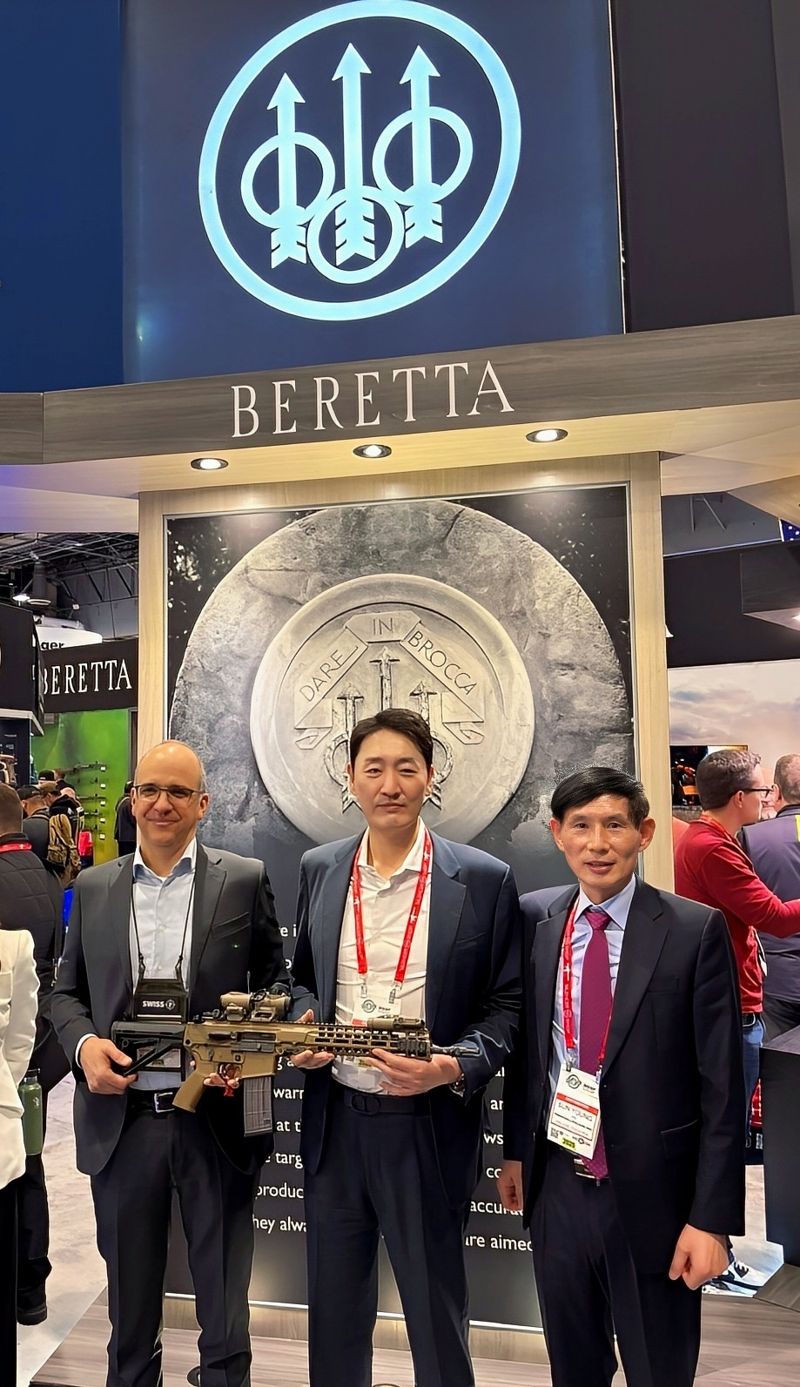 한컴그룹 변성준 부회장(가운데)와 한컴라이프케어 김선영 대표(오른쪽), 베레타 카를로 페를리토 회장이 전시 부스에서 기념 사진을 촬영하고 있다. 한컴 제공