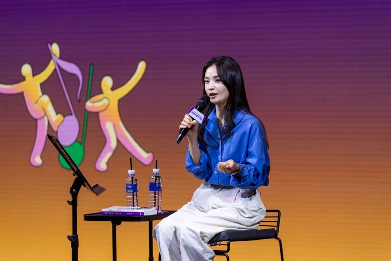 2024 꿈의 극단 마스터클래스 '슬기로운 해피엔딩'에서 배우 전미도가 발언하고 있다. 한국문화예술교육진흥원 제공