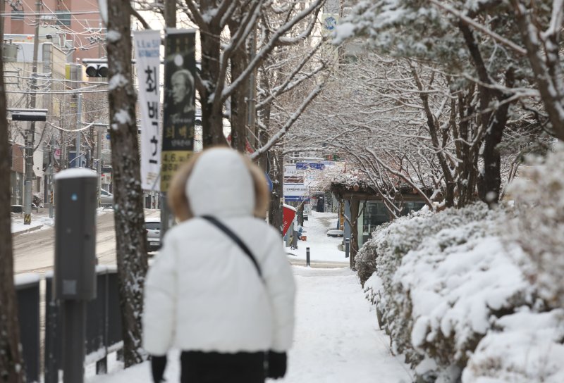 대설특보가 내려진 7일 오전 광주 북구 오치동에서 한 시민이 중무장한 채 출근에 나서고 있다./사진=뉴스1
