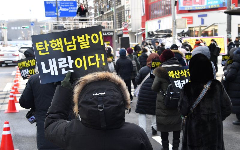 [광주&#x3D;뉴시스] 변재훈 기자 &#x3D; 8일 광주 동구 금남로 2가 일대에서 보수 성향 유튜버가 윤석열 대통령 탄핵 반대 집회를 열고 있다. 2025.02.08. wisdom21@newsis.com &#x2F;사진&#x3D;뉴시스