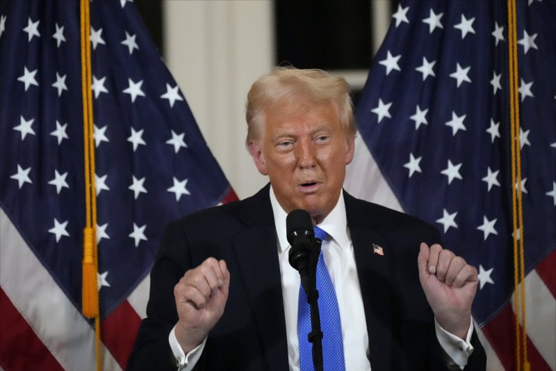 도널드 트럼프 미국 대통령이 7일(현지시간) 자신의 플로리다주 마러라고 자택에서 상원 공화당 의원들과 저녁을 함께 하면서 연설하고 있다. AP 뉴시스