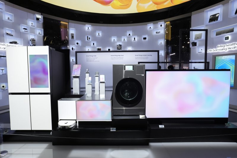 <span id='_stock_code_005930' data-stockcode='005930'>삼성전자</span> 스마트 기기들이 지난달 7일(현지시간) 미국 네바다주 라스베이거스 CES 행사장에 전시돼 있다. 월스트리트저널(WSJ)은 8일 도널드 트럼프 대통령의 관세 정책으로 삼성전자 세탁기 공장이 들어선 사우스캐롤라이나 주에는 긍정적인 효과가 있었지만 미 경제는 이 효과를 훨씬 뛰어넘는 막대한 비용을 부담하고 있다고 지적했다. AP 뉴시스