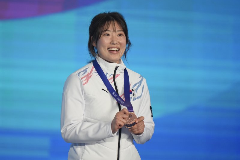 [하얼빈&#x3D;AP&#x2F;뉴시스] 장유진이 8일(현지 시간) 중국 헤이룽장성 하얼빈의 야부리 스키리조트에서 열린 2025 동계아시안게임 여자 프리스키 하프파이프 시상식에서 동메달을 목에 걸고 기념 촬영하고 있다. 장유진은 85.00점을 기록해 동메달을 따냈다. 2025.02.09. &lt;저작권자ⓒ 공감언론 뉴시스통신사. 무단전재-재배포 금지.&gt; &#x2F;사진&#x3D;뉴시스화상