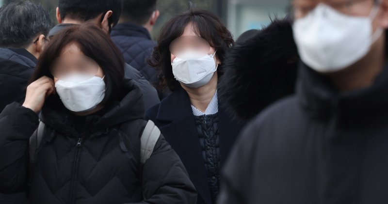 지난달 22일 오전 서울 종로구 세종대로사거리에서 마스크를 쓴 시민이 횡단보도를 건너고 있다. 뉴시스