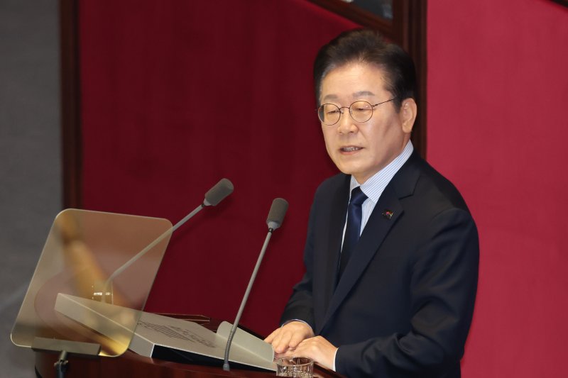 [서울&#x3D;뉴시스] 권창회 기자 &#x3D; 이재명 더불어민주당 대표가 10일 오전 서울 여의도 국회에서 열린 제422회 국회(임시회) 제2차 본회의에서 교섭단체 대표연설을 하고 있다. 2025.02.10. kch0523@newsis.com &#x2F;사진&#x3D;뉴시스