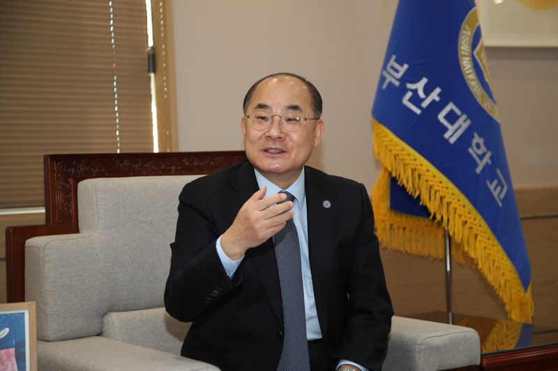 부산대 최재원 총장이 10일 부산파이낸셜뉴스와 신년인터뷰에서 “부산대만의 차별성, 탁월성, 대표성을 추구하는 ‘PNU Way’로 우리나라 최초의 종합 국립대이자, 글로컬대학으로서의 위상을 확실하게 다져나가겠다”고 강조했다. 부산대학교 제공
