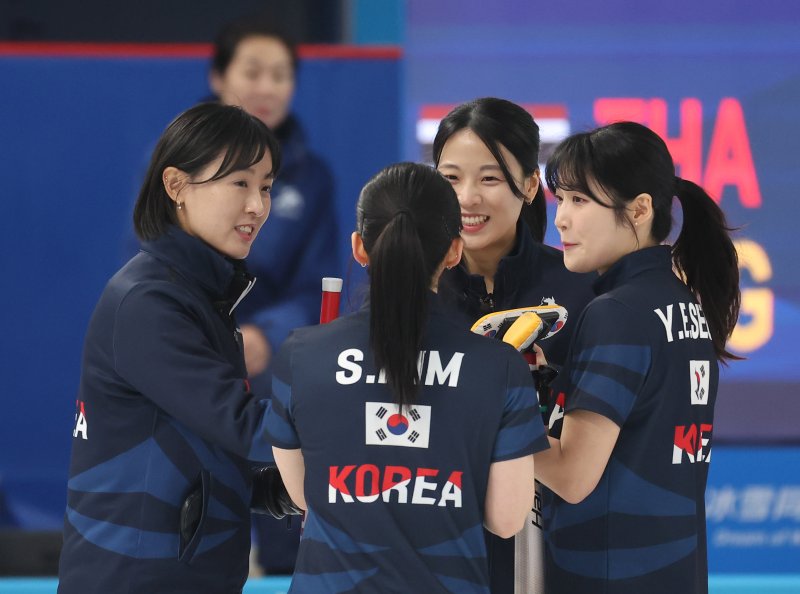 지난 9일 중국 하얼빈 핑팡 컬링 아레나에서 열린 동계아시안게임 컬링 여자 라운드로빈 한국과 일본의 경기 현장 모습. 연합뉴스