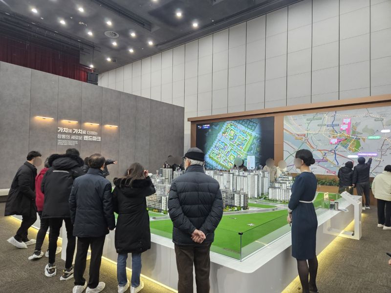 지난 11일 경기 고양시 일산서구 킨텍스 전시관에서 창릉지구 견본주택 모형도를 구경하는 청약 수요자들 모습. 사진=최가영 기자