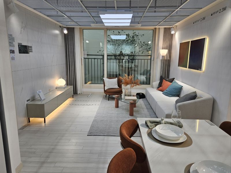 지난 11일 경기 고양시 일산서구 킨텍스 전시관에 조성된 55타입 주방에서 바라본 거실. 사진=최가영 기자