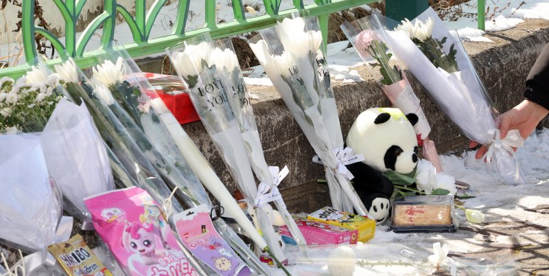 [대전&#x3D;뉴시스] 강종민 기자 &#x3D; 11일 오후 초등학생 피살사건이 발생한 대전 서구 관저동의 한 초등학교 정문 옆 담장에서 시민들이 국화꽃과 과자·음료 등을 놓으며 고 김하늘(8) 양을 추모하고 있다. 2025.02.11. ppkjm@newsis.com &#x2F;사진&#x3D;뉴시스