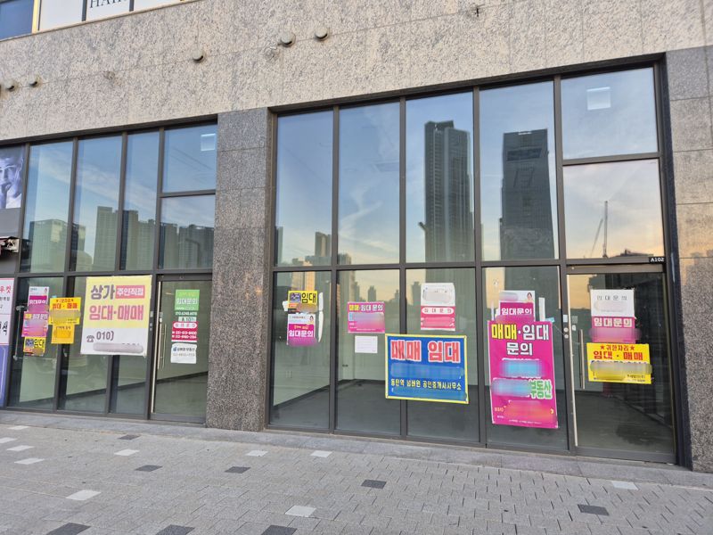 공실 상태인 동탄신도시의 한 1층 상가에 매매&middot;임대 홍보물이 붙어있다. 사진=전민경 기자