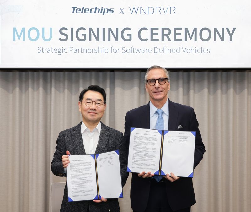 이장규 <span id='_stock_code_054450' data-stockcode='054450'>텔레칩스</span> 대표(왼쪽)가 지난 11일 경기 판교 텔레칩스 사옥에서 열린 협약식에서 제이 벨리시모 윈드리버 대표와 기념 촬영을 하고 있다. 텔레칩스 제공