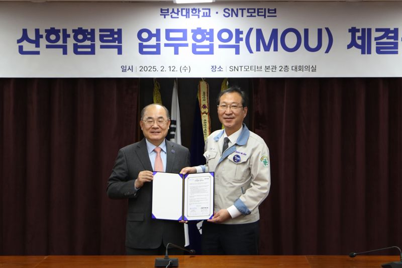지난 12일 <span id='_stock_code_064960' data-stockcode='064960'>SNT모티브</span> 부산 본사에서 열린 업무협약식에서 SNT모티브 권형순 대표이사(오른쪽)와 부산대학교 최재원 총장(왼쪽)이 업무협약서를 들고 포즈를 취하고 있다. SNT모티브 제공 