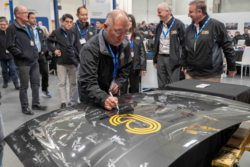 정의선 현대차그룹 회장이 지난 10일(현지시간) 미국 캘리포니아 캘리포니아시티에 위치한 모하비주행시험장에서 열린 설립 20주년 기념 행사에서 사진을 찍고 있다. 현대차그룹 제공