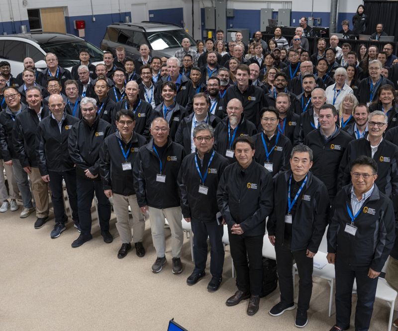 존랍 HATCI 소장, 만프레드 하러 차량개발담당 부사장, 루크 동커볼케 CCO, 양희원 사장, 정의선 회장, 장재훈 완성차 담당 부회장, 호세 무뇨스 현대차 CEO, 신재원 사장, 윤승규 부사장(앞줄 왼쪽 두 번째부터)이 지난 10일(현지시간) 미국 캘리포니아 캘리포니아시티에 위치한 모하비주행시험장에서 열린 설립 20주년 기념 행사에서 사진을 찍고 있다. 현대차그룹 제공