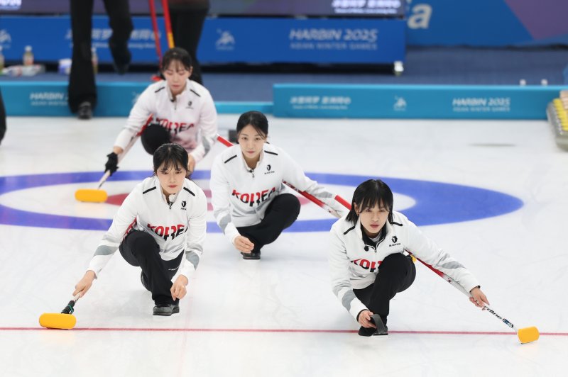 14일(현지 시간) 중국 하얼빈 핑팡 컬링 아레나에서 열린 2025 하얼빈 동계 아시안게임 여자 컬링 결승전 대한민국과 중국의 경기 시작 전 대표팀 선수들이 결의를 다지고 있다.뉴시스