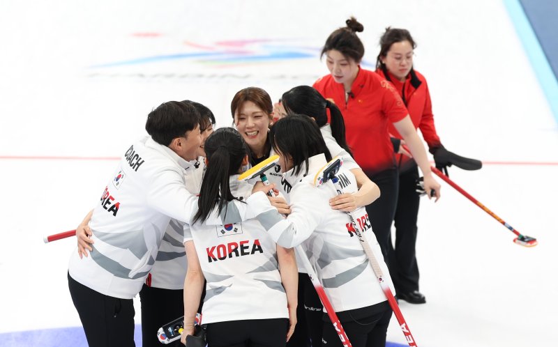 14일(현지 시간) 중국 하얼빈 핑팡 컬링 아레나에서 열린 2025 하얼빈 동계 아시안게임 여자 컬링 결승전 경기에서 중국을 7-2로 꺾고 금메달을 획득한 대표팀 선수들이 기뻐하고 있다. 뉴시스