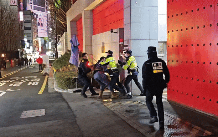 14일 캡틴 아메리카 분장을 하고 중국대사관 건물에 난입하려다 경찰에 체포된 안씨. /사진=온라인 커뮤니티