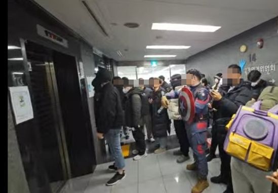 지난 10일 캡틴 아메리카 분장을 하고 인권위 건물에 진입해 엘리베이터 앞을 막아선 안씨. /사진=온라인 커뮤니티