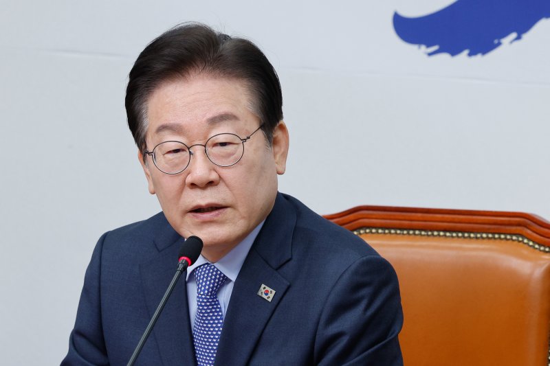 이재명 더불어민주당 대표가 지난 14일 오전 서울 여의도 국회에서 열린 최고위원회의에 참석해 모두 발언하고 있다. 뉴스1