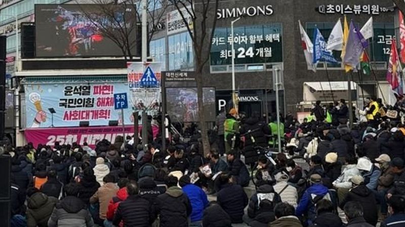 윤석열정권퇴진대전운동본부가 15일 대전 서구 둔산동 은하수네거리에서 &#39;윤석열 파면, 국민의힘 해체, 사회대개혁 25차 대전시민대회&#39;를 진행하고 있다.  뉴스1