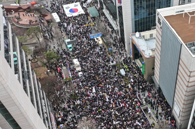 15일 오후 광주 동구 금남로에서 개신교 단체 세이브코리아가 윤석열 대통령 탄핵 반대와 석방을 촉구하는 국가비상기도회를 열고 있다. 연합뉴스