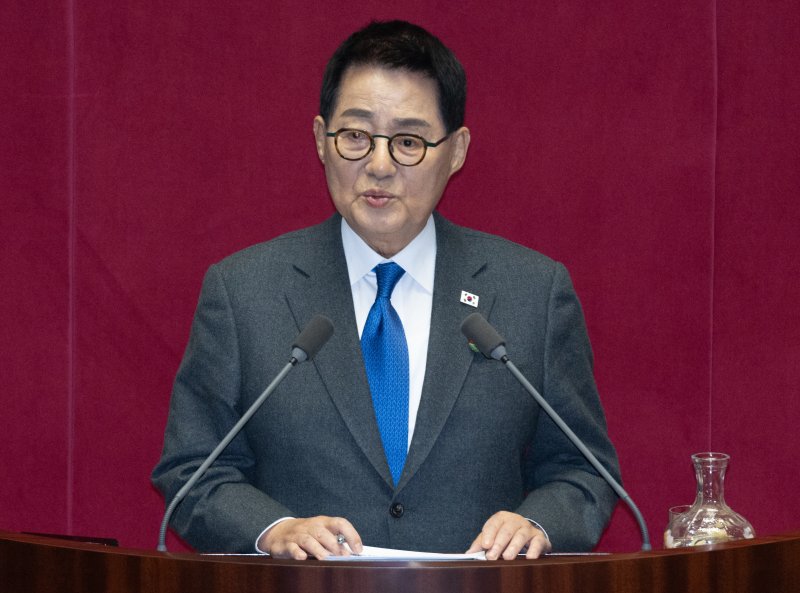 박지원 더불어민주당 의원이 13일 오후 서울 여의도 국회 본회의장에서 열린 제422회 국회(임시회) 제5차 본회의에서 경제 분야 관련 대정부 질문을 마친 후 발언하고 있다. /사진=뉴스1화상