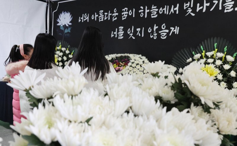 13일 故김하늘 양의 합동분향소가 차려진 대전 서구 한 초등학교에 추모객 발걸음이 이어지고 있다. /사진=연합뉴스