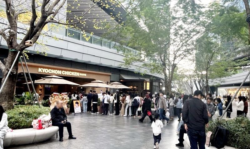 교촌치킨 중국 선전 1호점에서 고객들이 줄을 서서 기다리고 있다. 교촌치킨 제공