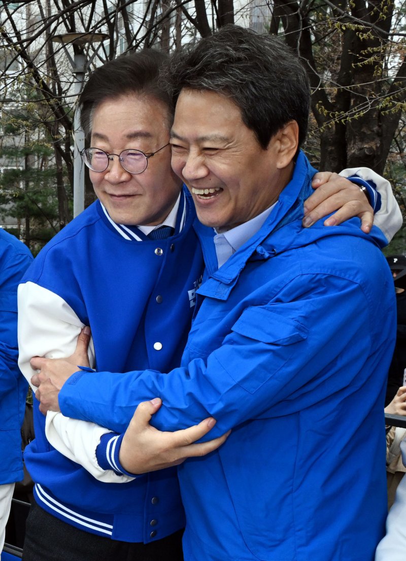 [서울=뉴시스] 고범준 기자 = 이재명 더불어민주당 대표와 임종석 전 청와대 비서실장이 4.10 총선 공식 선거운동 첫날인 28일 오전 서울 왕십리역 광장에서 중구성동갑 전현희 후보와 중구성동을 박성준 후보 지지 유세를 포옹하고 있다. (공동취재) 2024.03.28. photo@newsis.com /사진=뉴시스