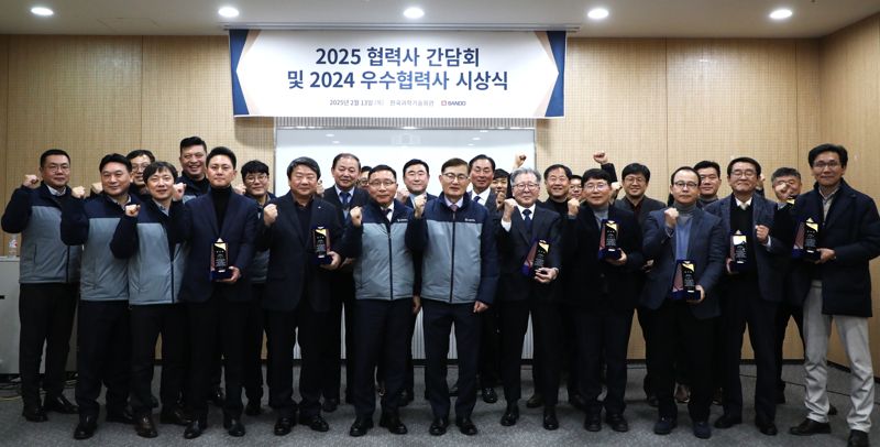 지난 13일 한국과학기술회관에서 개최된 반도건설 2025 협력사 간담회 및 2024 우수협력사 시상식에서 참석차들이 파이팅을 하며 기념촬영하고 있다. 반도건설 제공