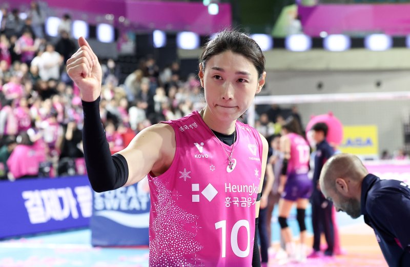 흥국생명 김연경이 10일 인천삼산체육관에서 2024-2025 도드람 V리그 흥국생명과 페퍼저축은행의 경기에서 세트 스코어 3-0(26-24, 25-18, 25-18)으로 승리를 거둔 후 관중석을 향해 인사하고 있다. 2024.12.10/뉴스1 ⓒ News1 김성진 기자 /사진=뉴스1