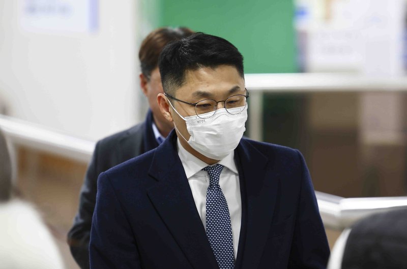 유준원 <span id='_stock_code_038540' data-stockcode='038540'>상상인</span> 그룹 대표가 18일 오후 서울 서초구 서울중앙지법에서 열린 선고 공판에 출석하고 있다. /사진=뉴시스