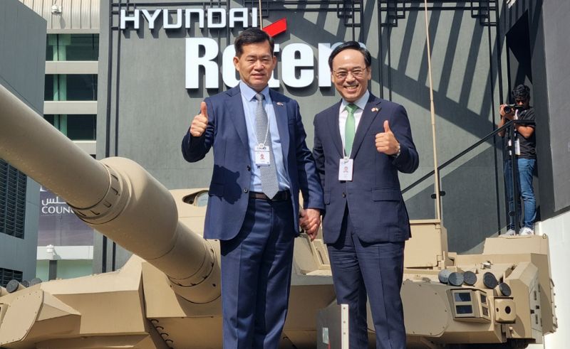 이용배 현대로템 대표이사 사장(오른쪽)이 17일(현지시간) 아랍에미리트(UAE) 아부다비에서 열린 중동 최대 방산전시회 'IDEX 2025'에서 석종건 방위사업청장과 중동형 K2 전자 앞에서 기념촬영을 하고 있다. 현대로템 제공