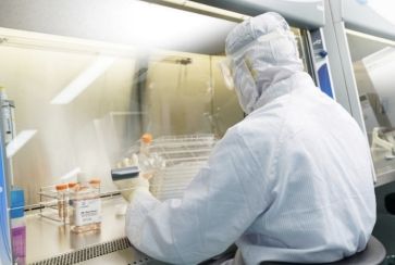 <span id='_stock_code_217730' data-stockcode='217730'>강스템바이오텍</span> 줄기세포 GMP센터에서 연구원이 줄기세포 배양 공정을 진행하고 있다. 강스템바이오텍 제공