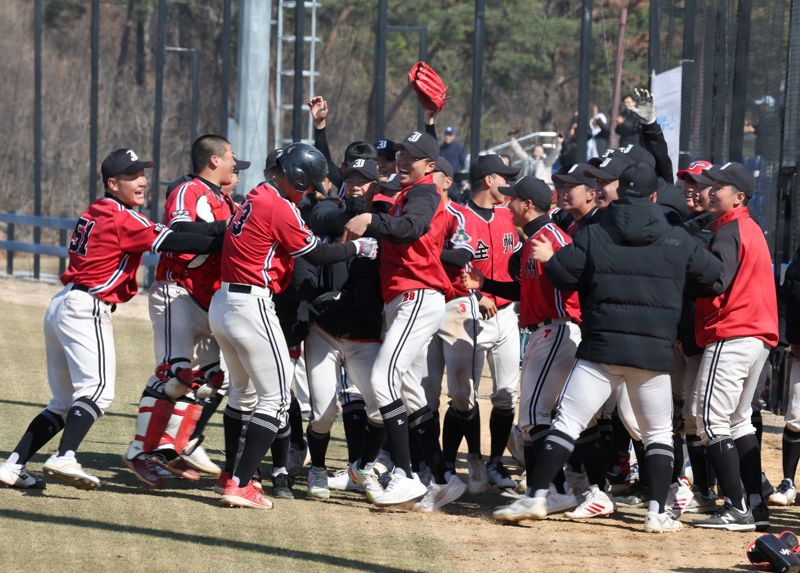 전주고가 지난해 열린 제11회 전국 명문고 야구열전 결승전에서 역전한 후 환호하고 있다. 사진=서동일 기자