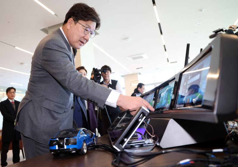 권성동 국민의힘 원내대표가 19일 오후 경기 성남시 판교 제2테크노밸리 <span id='_stock_code_054450' data-stockcode='054450'>텔레칩스</span>에서 열린 '반도체 산업 위기 극복을 위한 현장 간담회'에서 차량용 반도체 제품을 살펴보고 있다. 뉴시스