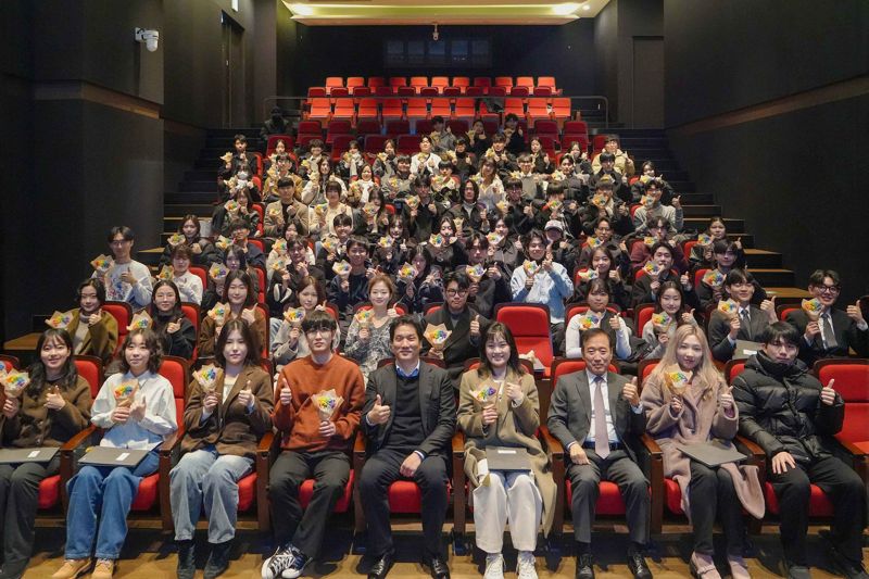 이순형 세아해암학술장학재단 이사장(첫줄 왼쪽 일곱번째)과 이태성 사무총장(첫줄 왼쪽 다섯번째)이 19일 서울 마포구 세아타워에서 열린 제33기 장학생 선발식에서 장학생들과 기념촬영을 하고 있다. <span id='_stock_code_058650' data-stockcode='058650'>세아홀딩스</span> 제공 