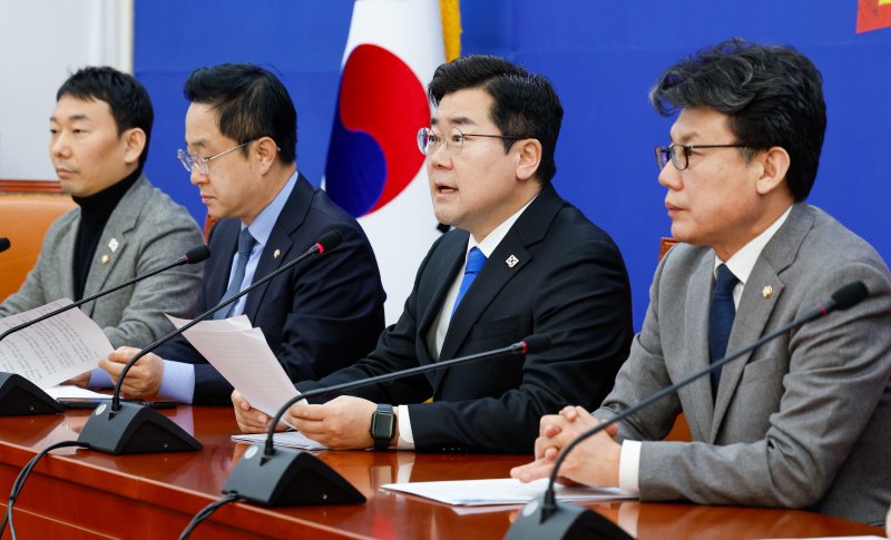 박찬대 더불어민주당 원내대표가 20일 오전 서울 여의도 국회에서 열린 정책조정회의에 참석해 모두 발언하고 있다. 2025.2.20/뉴스1 ⓒ News1 안은나 기자 /사진=뉴스1