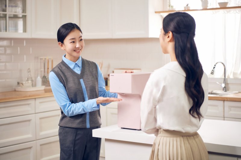 코웨이 서비스 전문가 코디가 고객에게 설명을 하고 있다. 코웨이 제공