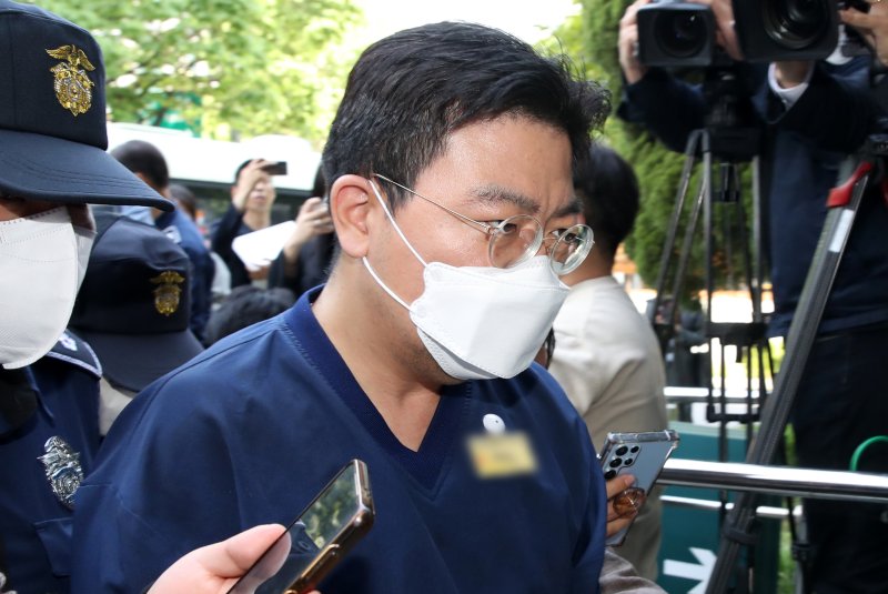 소시에테제네랄(SG)증권발(發) 주가폭락 사태 관련 주가조작 의혹 핵심으로 지목된 라덕연 H투자컨설팅업체 대표가 지난 2023년 5월 서울 양천구 서울남부지방법원에서 열린 구속 전 피의자 심문(영장실질심사)에 출석하고 있다. 사진=뉴시스