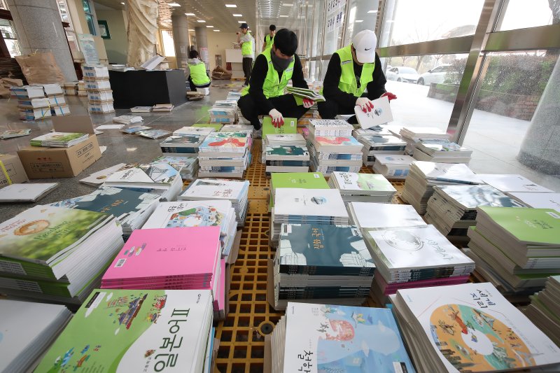 지난달 23일 오전 대구 수성구 정화여고에서 대구학교지원센터 관계자들이 개학을 앞두고 학생들에게 나눠줄 2025학년도 신학기 교과서를 분류하고 있다. 뉴시스