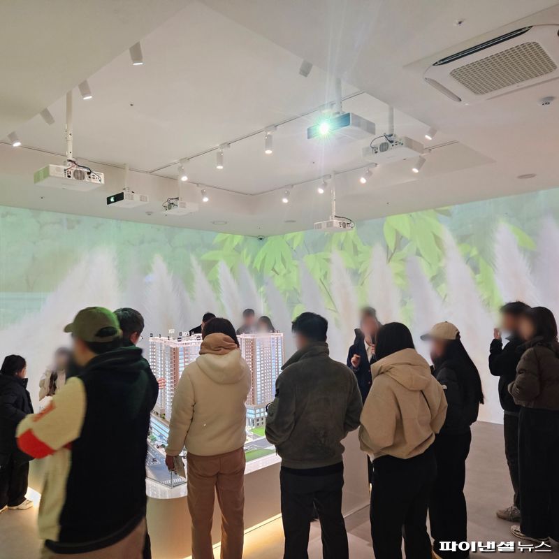 e편한세상 동대구역 센텀스퀘어 견본주택을 찾은 내방객들이 내부를 둘러보고 있다. DL이엔씨 제공